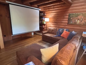Living area - Beautiful 3-bedroom cabin in lovely Bethel perfect for relaxing getaways (Bethel)