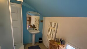 A bathroom with a toilet, sink, and shower. - Maison Principale Apartment: Mountain View, Private Terrace, and Wi-Fi (Xertigny)