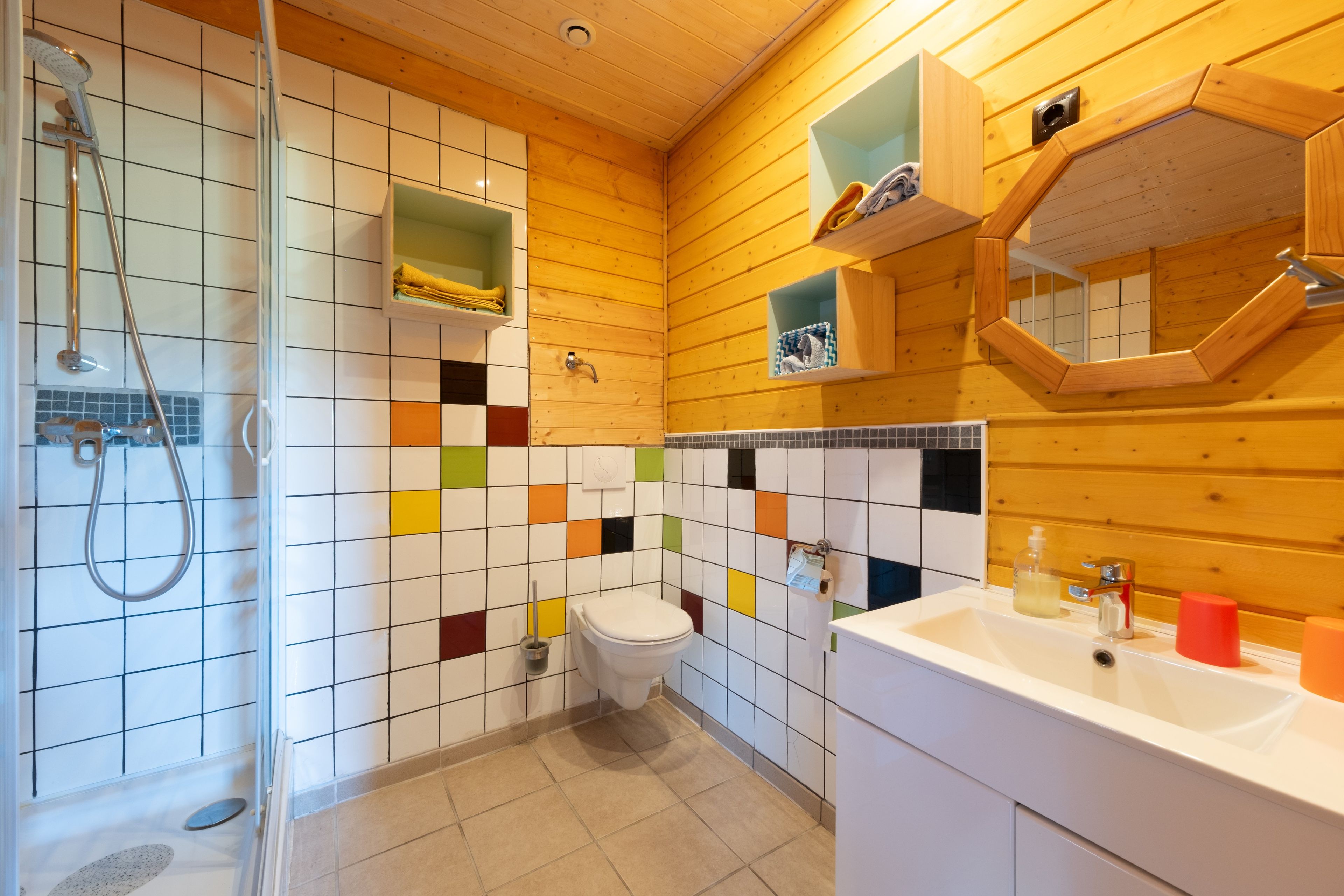 Un baño con ducha, inodoro y lavamanos.