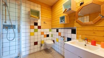 Un baño con ducha, inodoro y lavamanos.