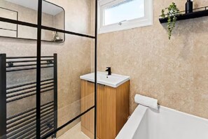 Bathroom - Edison House 2BR Stafford, Sleeps 4 with Parking (Stafford)