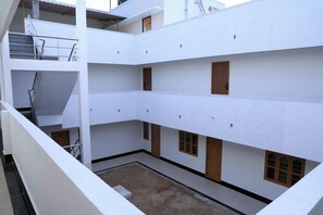 Un edificio de varios niveles con balcones y escaleras.