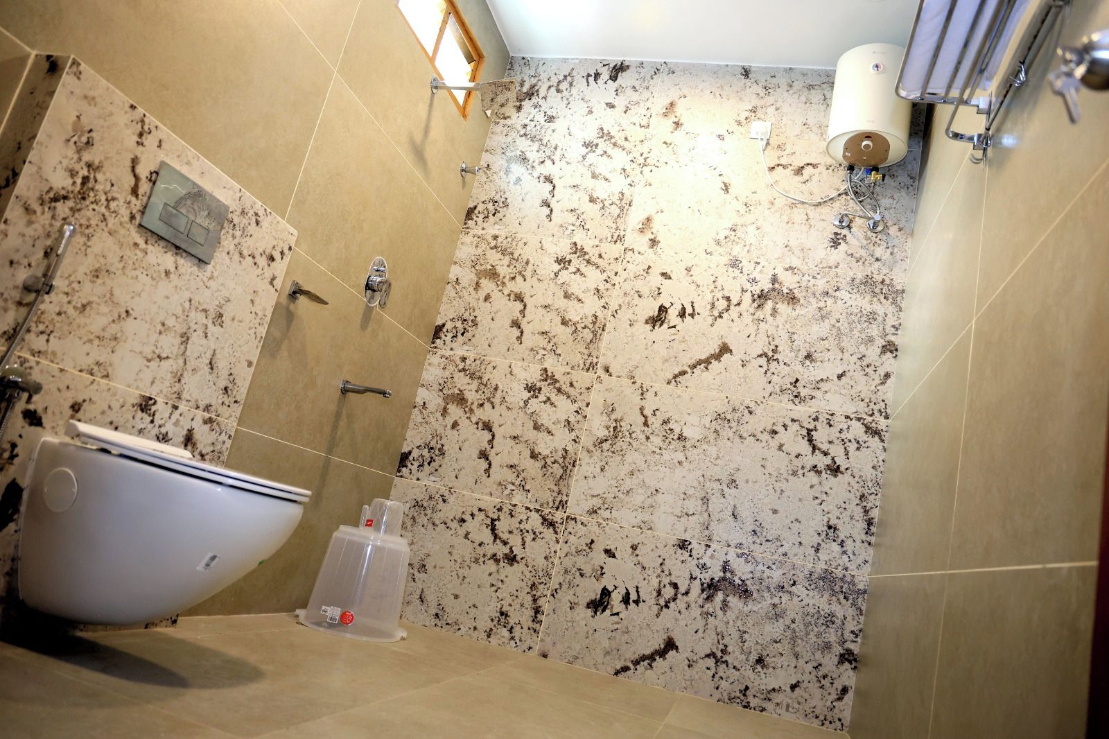 Une salle de bain avec une baignoire sur pieds, des toilettes et un espace douche.