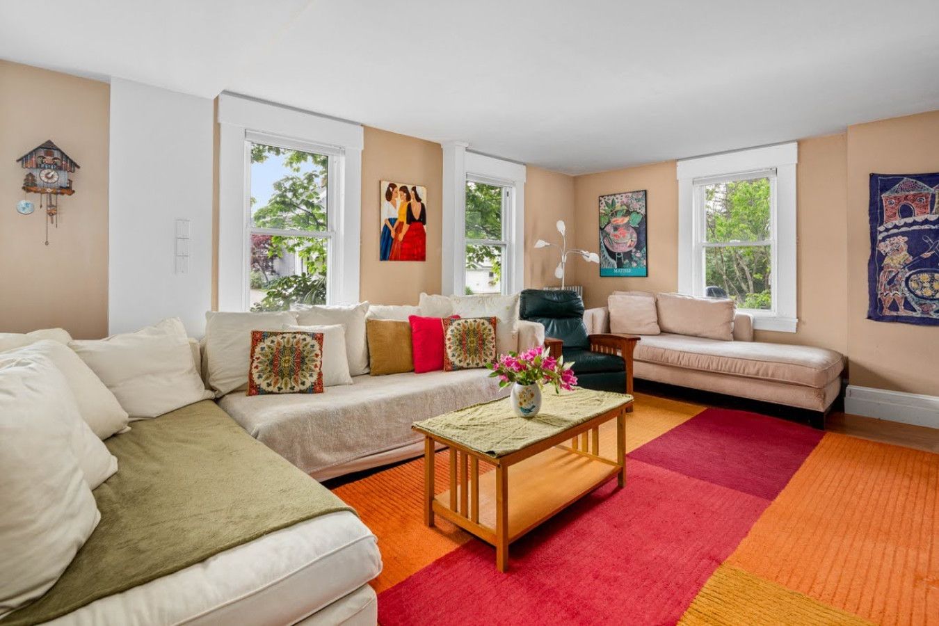 Una sala de estar con sofá, sillones, una mesa de centro y chimenea.