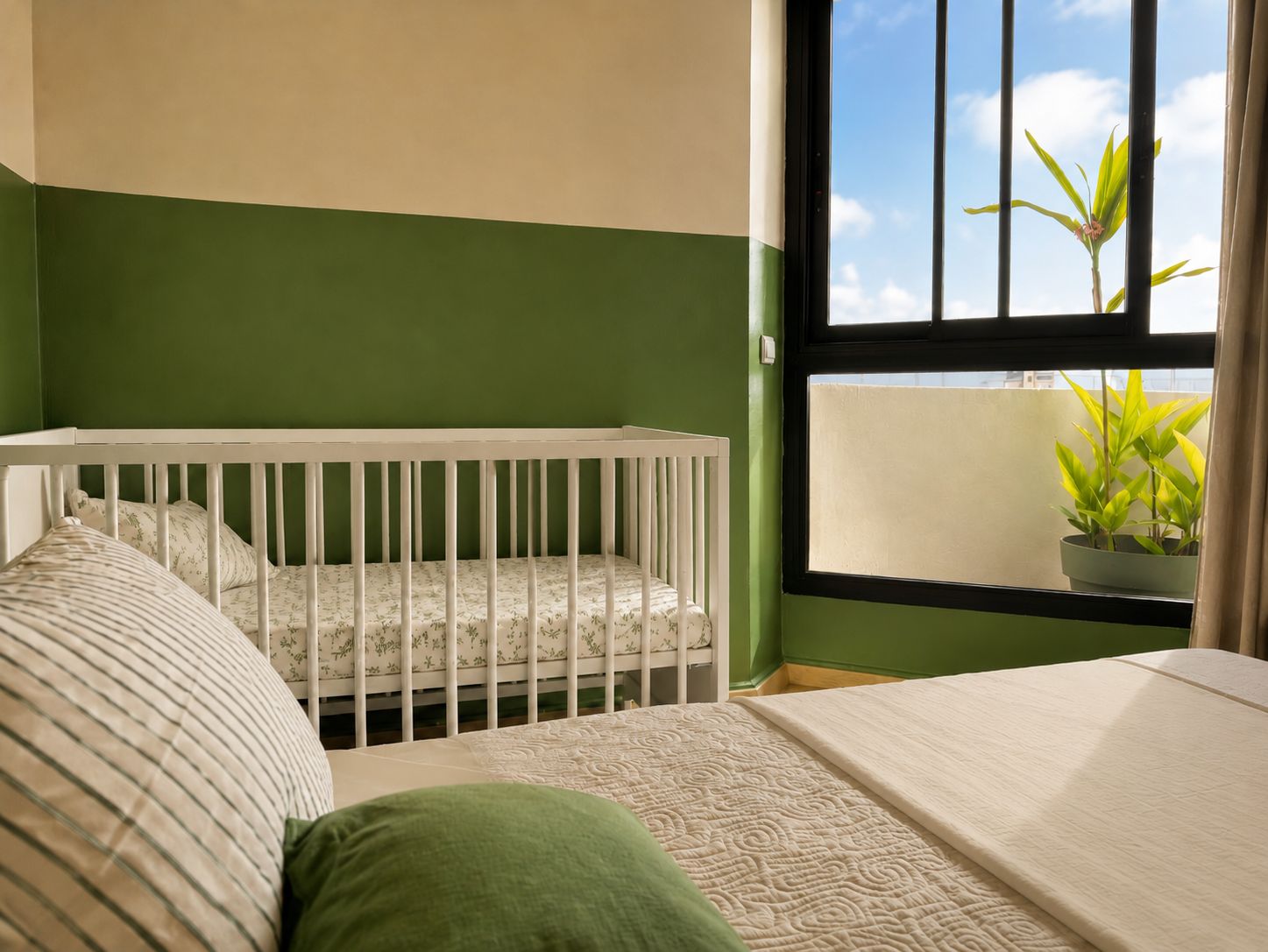 Une chambre avec un berceau, un lit et une fenêtre donnant sur une plante.