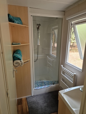 Bathroom - Enjoyable 2-bedroom mobile home in charming Reignac (Reignac)