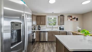 Coffee/tea maker, fridge, microwave, oven