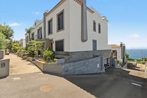 Un bâtiment moderne à deux étages, doté d’un toit plat, de grandes fenêtres et d’un balcon.