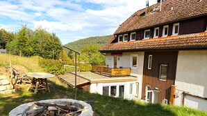 Outdoor dining - Vrbo Property (Enzklösterle)