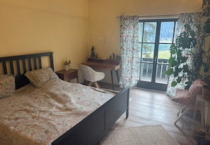 Desk, bed sheets - Vrbo Property (Vorderthiersee)