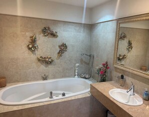 Shower, jetted bath, hair dryer, towels - Vrbo Property (Vorderthiersee)