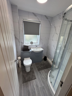 A bathroom with a toilet, sink, and shower. - Newly Renovated 1 Bedroom Flat In Edinburgh - Sleeps 4 People (Edinburgh)