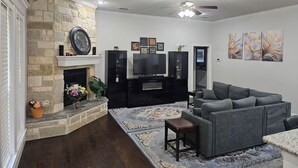 Living area - Executive Spacious 4-bedroom house in charming Abilene neighborhood. (Abilene)
