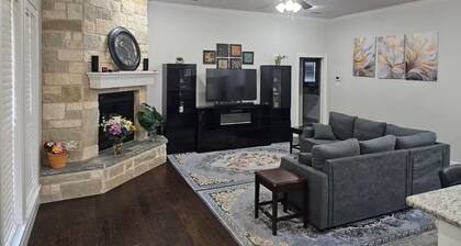 Executive Spacious 4-bedroom house in charming Abilene neighborhood.