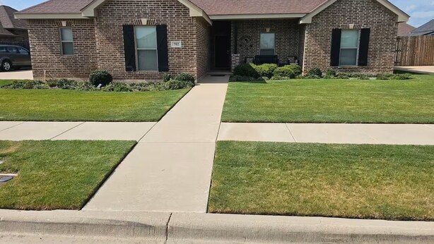Exterior - Executive Spacious 4-bedroom house in charming Abilene neighborhood. (Abilene)