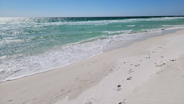 A beach with clear turquoise water and white sand. - 12B - 2BR $700+ in freebies incl golf, On Beach (Miramar Beach)