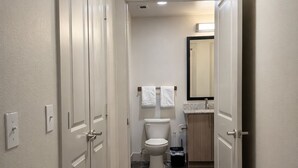 Bathroom - Vibrant DT Condo NR Farmers Market (Dallas)