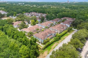 A residential area with multiple houses, surrounded by greenery and a clear sky. - 8 guests /4 beds /3 baths /Lucaya Village (13-108) (Kissimmee)