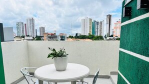 Outdoor dining - 401 Elegant and Modern Suite (Belém)
