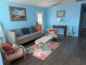 A living room with a sofa, chairs, a coffee table, and a rug. - Beautiful 3-bedroom house just 1 block from the beach in Panama City Beach (Panama City Beach)