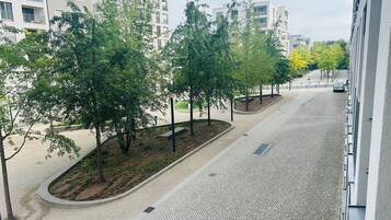 Eine Straße mit Bäumen und modernen Gebäuden.