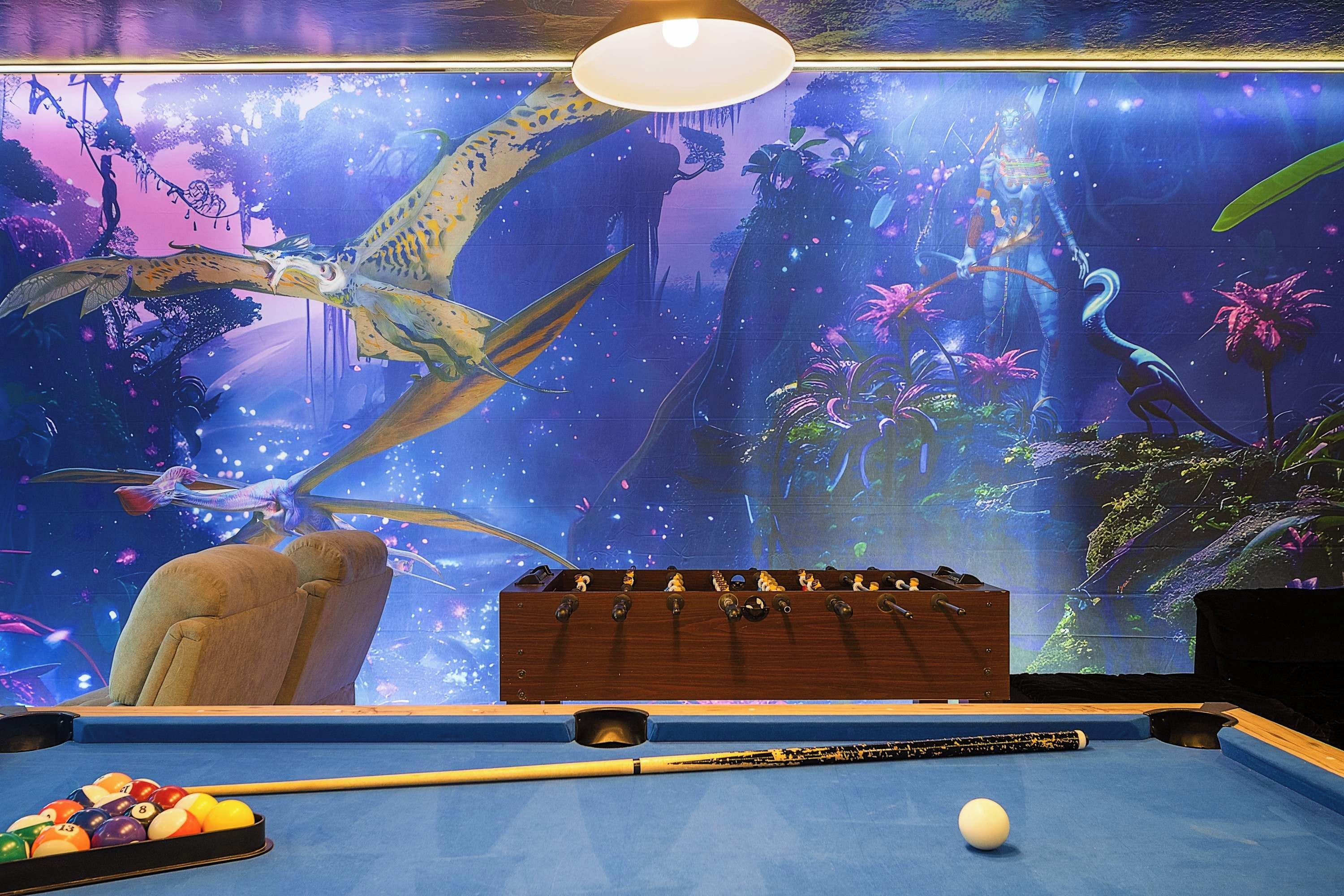 Une table de billard avec une petite table en bois à côté et un bâton de billard.
