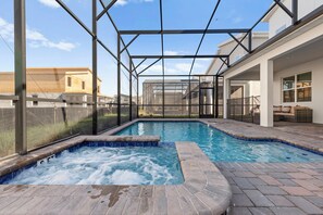 Ein Swimmingpool mit Whirlpool, umgeben von einer überdachten Terrasse mit Blick auf benachbarte Gebäude.