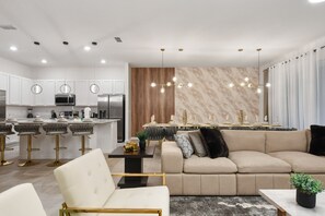 Interior - Luxe Stay! Spider-man Arcade & Theater Near Disney (Kissimmee)