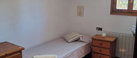 Iron/ironing board, internet, bed sheets