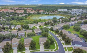 A residential area with houses, a curved road, and a large body of water. - 6BR Disney Villa w/ Pool/spa/game in Windsor Hills (Kissimmee)