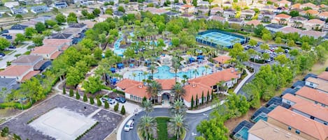 Vista aérea de una zona residencial con una piscina central rodeada de casas.