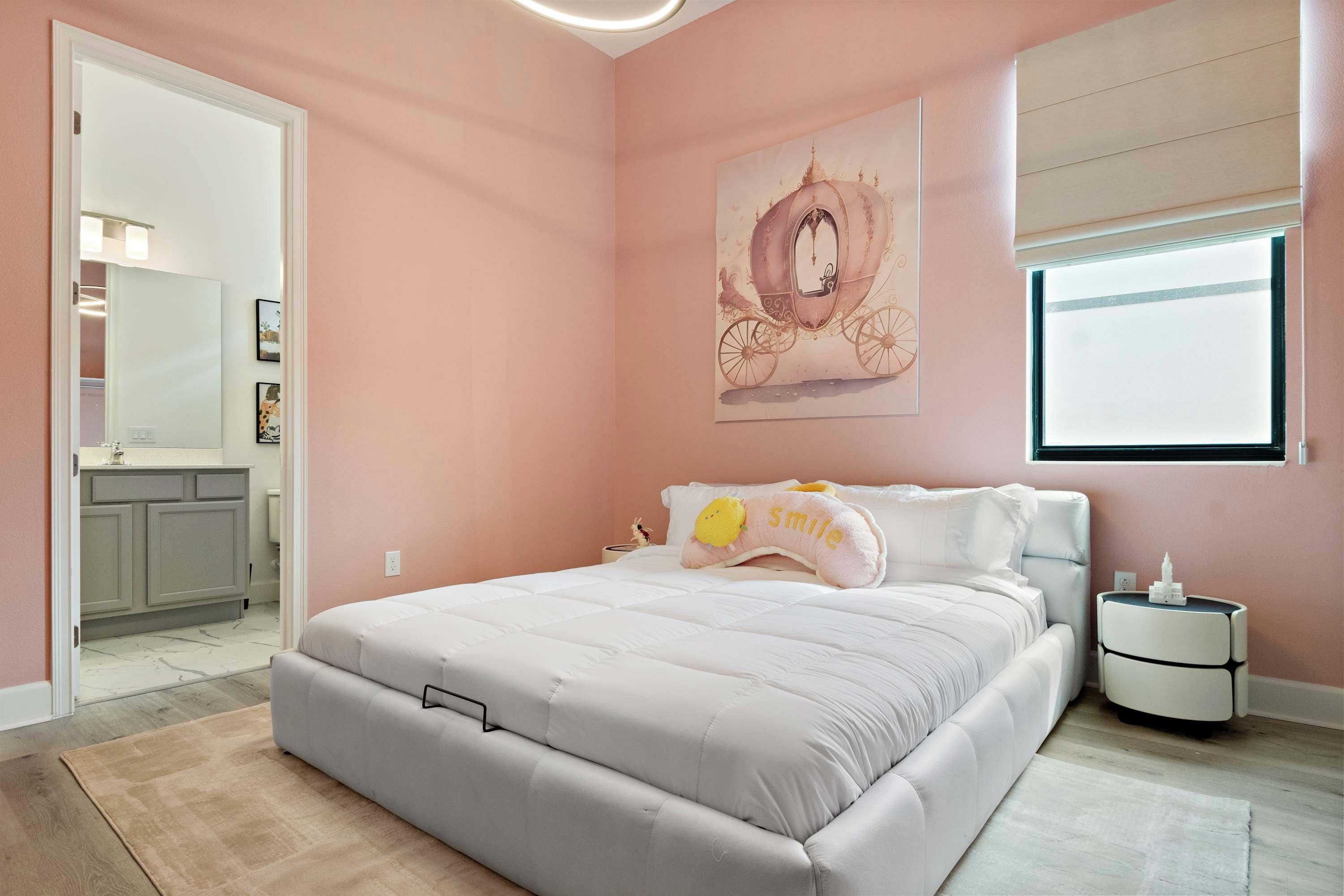 Ein Schlafzimmer mit einem Bett, einem Nachttisch, einem Fenster und einem Bild an der Wand.