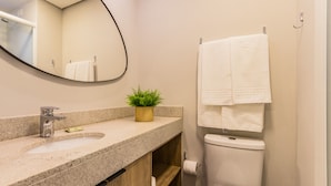 Apartament superior | Bany | Dutxa, assecador de cabells, tovalloles i sabó 