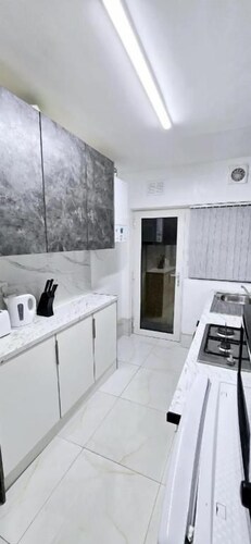 City center 4 bed 8 guest house