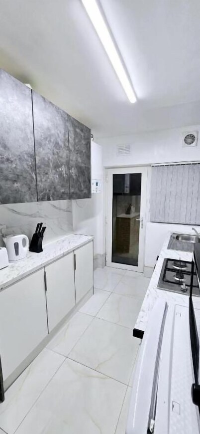 City center 4 bed 8 guest house