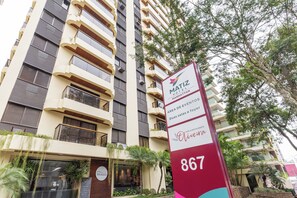 Edificio de hotel con cartel que indica que es el Hotel Matiz, con servicios como bufé y restaurante.