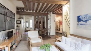 Living area - CHARMING APARTMENT STEPS FROM NOTRE-DAME THE LOUVRE & LUXEMBOURG GARDENS (Paris)