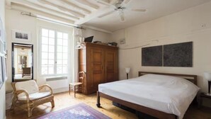 Room - CHARMING APARTMENT STEPS FROM NOTRE-DAME THE LOUVRE & LUXEMBOURG GARDENS (Paris)