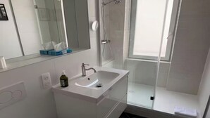 Bathroom - CHARMING APARTMENT STEPS FROM NOTRE-DAME THE LOUVRE & LUXEMBOURG GARDENS (Paris)