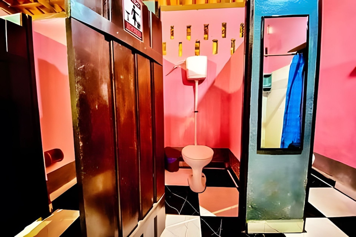 Buồng tắm vòi sen, giấy vệ sinh 