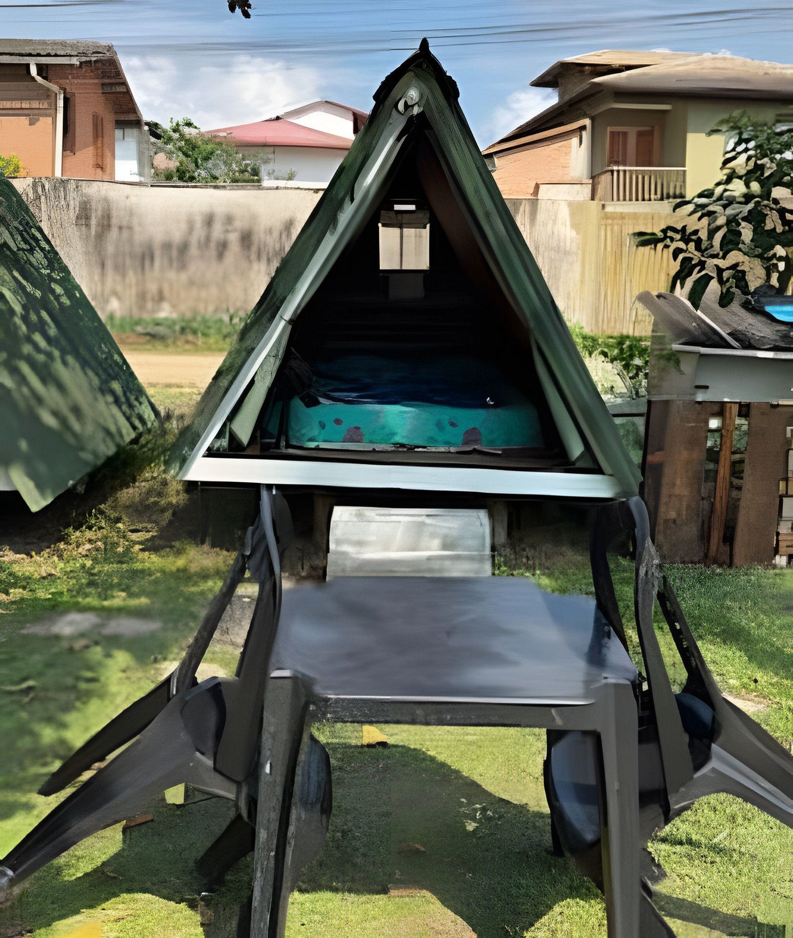 Una estructura triangular con techo plano, posiblemente un refugio improvisado o parte de una instalación más grande.