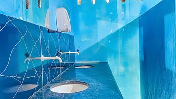 Una piscina interior con agua cristalina, múltiples carriles y un diseño moderno.
