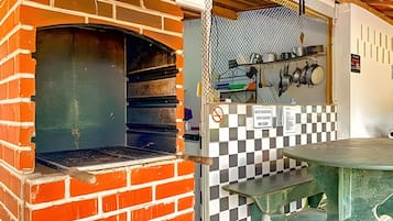 Un horno de ladrillo con un salpicadero escocés y una mesa de metal.