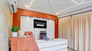 Una reception con un cartello che riporta 'TOWNHOUSE Company-Serviced'.