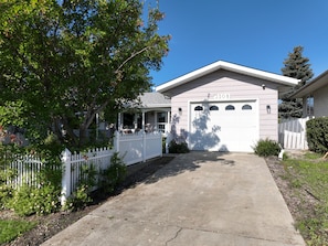 Exterior - Your Central Home Base — Spacious, Comfortable & Close to Everything (Edmonton)
