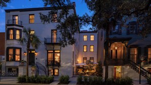 Front of property - The Douglas Hotel Savannah (Savannah)