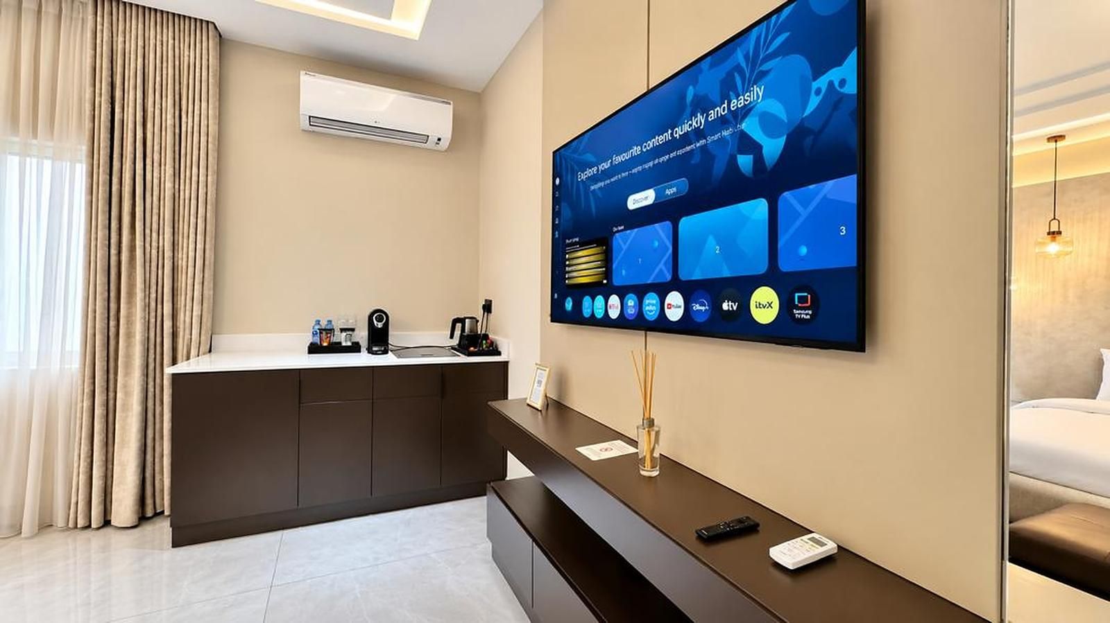 Studiosuite – premium | Oppholdsområde | En 65-tommers smart-TV med Parabol-TV