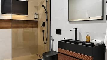 Studiosuite – premium | Bad | Badekar, hårføner, håndklær og såpe