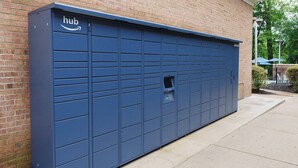 Un contenedor de almacenamiento azul grande con el logotipo 'hub', un ventanal pequeño y un teclado numérico.