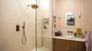 Bathroom - ELEGANT PARISIAN 100M² APARTMENT CLOSE TO PLACE DES VOSGES, MARAIS & BASTILLE (Paris)